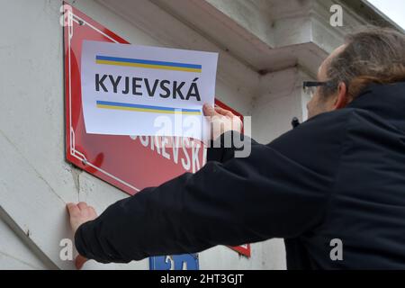 Karlsbad, Tschechische Republik. 26.. Februar 2022. Aktivist legte das Papier mit der Einschrift Kiev Street auf ein Schild mit der Aufschrift Moscow Street während einer Demonstration zur Unterstützung der Ukraine in Karlovy Vary, Tschechische Republik, am 26. Februar 2022. Kredit: Slawomir Kubes/CTK Foto/Alamy Live Nachrichten Stockfoto