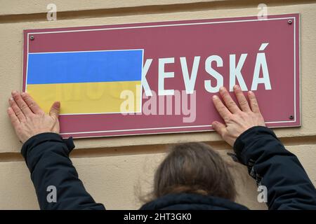 Karlsbad, Tschechische Republik. 26.. Februar 2022. Aktivisten setzten während einer Demonstration zur Unterstützung der Ukraine in Karlovy Vary, Tschechische Republik, am 26. Februar 2022 die ukrainische Flagge auf ein Schild mit der Aufschrift Moscow Street. Kredit: Slawomir Kubes/CTK Foto/Alamy Live Nachrichten Stockfoto