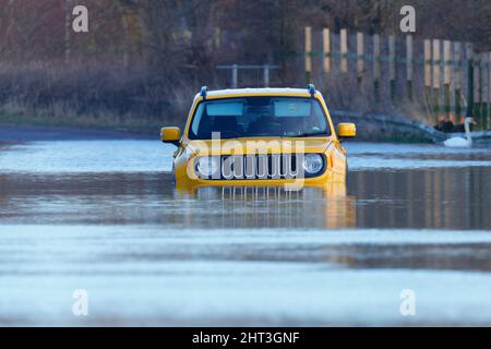 Ein Yellow Jeep Renegade wurde auf der Newton Lane in West Yorkshire unter Wasser getaucht, nachdem Sturm Franklin Teile Großbritanniens überflutet hatte Stockfoto