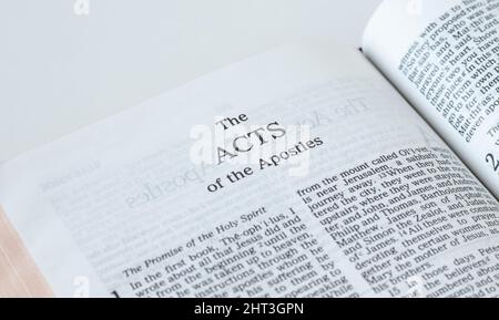 Apostelgeschichte öffnet das Heilige Bibelbuch isoliert auf weißem Hintergrund. Eine Nahaufnahme. Die Schrift Des Neuen Testaments. Studieren des Wortes Gottes Jesus Christus. Stockfoto