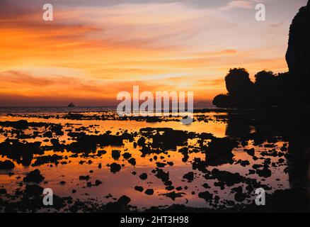 Schönen Sonnenuntergang in Railay Beach, Krabi Stockfoto