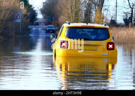 Ein Yellow Jeep Renegade wurde auf der Newton Lane in West Yorkshire unter Wasser getaucht, nachdem Sturm Franklin Teile Großbritanniens überflutet hatte Stockfoto