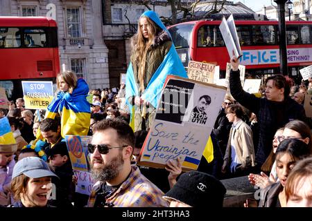 26.. Februar 2022: Ukrainische Staatsbürger und pro-ukrainische Anhänger versammeln sich in Whitehall, um gegen die russische Invasion in der Ukraine zu protestieren. London, Großbritannien Stockfoto