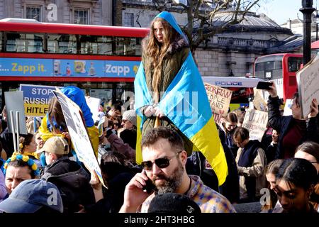 26.. Februar 2022: Ukrainische Staatsbürger und pro-ukrainische Anhänger versammeln sich in Whitehall, um gegen die russische Invasion in der Ukraine zu protestieren. London, Großbritannien Stockfoto