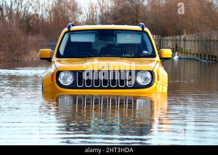 Ein Yellow Jeep Renegade wurde auf der Newton Lane in West Yorkshire unter Wasser getaucht, nachdem Sturm Franklin Teile Großbritanniens überflutet hatte Stockfoto