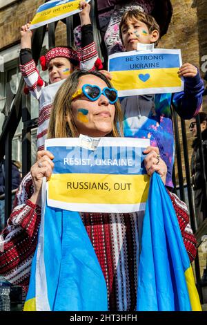 26.. Februar 2022: Ukrainische Staatsbürger und pro-ukrainische Anhänger versammeln sich in Whitehall, um gegen die russische Invasion in der Ukraine zu protestieren. London, Großbritannien Stockfoto