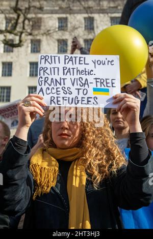 London, Großbritannien, 26.. Februar 2022 Eine Frau hält ein Zeichen, als sich Tausende in Whitehall versammelt haben, um gegen den jüngsten Angriff Russlands auf die Ukraine zu protestieren. Stockfoto