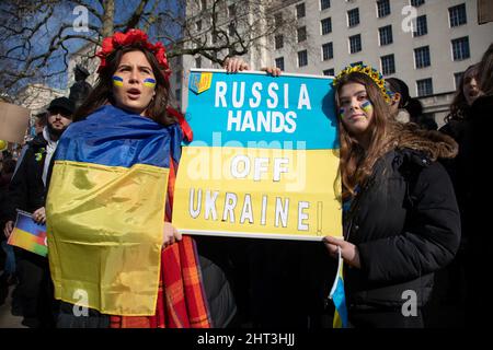 London, Großbritannien, 26.. Feb 2022 zwei Frauen in traditioneller ukrainischer Kopfbedeckung halten ein Zeichen, als sich Tausende in Whitehall versammelten, um gegen den jüngsten Angriff Russlands auf die Ukraine zu protestieren. Stockfoto