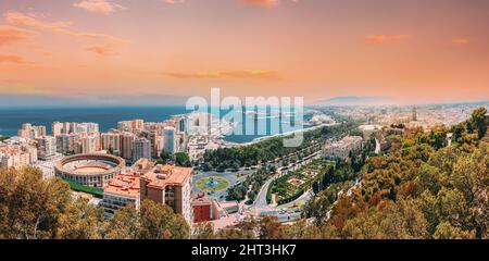 Malaga, Spanien. Panorama Stadtbild Erhöhte Ansicht Von Malaga Im Sonnigen Sommerabend. Veränderter Sonnenuntergang Himmel Stockfoto