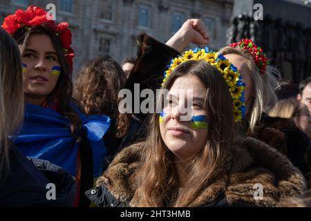 London, Großbritannien, 26.. Feb 2022 Ukrainische Frauen mit Blumen auf dem Kopf haben sich Tausenden von Ukrainern und Anhängern angeschlossen, die sich in Whitehall versammelt haben, um gegen den jüngsten Angriff Russlands auf die Ukraine zu protestieren. Stockfoto