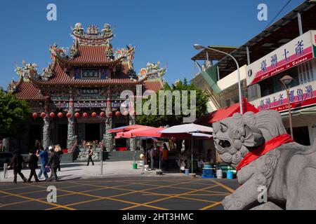 Zuoying Ciji Tempel (CIH Ji Palast) zu Ehren von Baosheng Dadi gegenüber der Drachen- und Tiger-Pagoden am Lotusteich, Kaohsiung, Taiwan Stockfoto