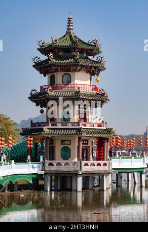 The Spring and Autum Pavilions, ein taoistischer Tempelkomplex in der Nähe der Drachen- und Tiger-Pagoden am Lotus Lake, Kaohsiung, Taiwan Stockfoto