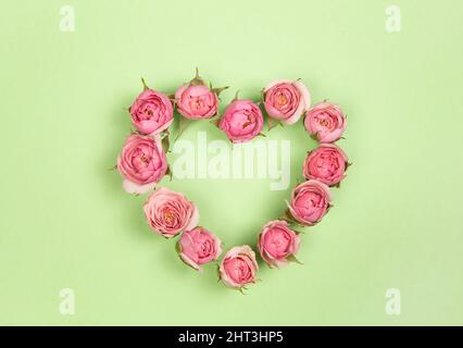 Rosa Rosen Herz auf grünem Hintergrund Stockfoto