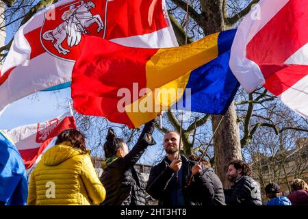 26.. Februar 2022: Ukrainische Staatsbürger und pro-ukrainische Anhänger versammeln sich in Whitehall, um gegen die russische Invasion in der Ukraine zu protestieren. London, Großbritannien Stockfoto