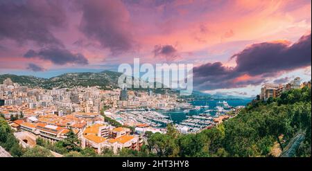 Monaco, Monte-Carlo Stadtbild. Immobilien Architektur auf Hügel Gebirgshintergrund. Viele Hochhäuser in der Innenstadt. Yachten vor Anker in Stadt Stockfoto