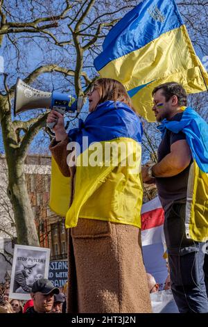 26.. Februar 2022: Ukrainische Staatsbürger und pro-ukrainische Anhänger versammeln sich in Whitehall, um gegen die russische Invasion in der Ukraine zu protestieren. London, Großbritannien Stockfoto