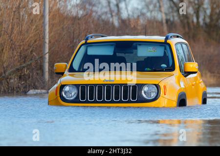 Ein Yellow Jeep Renegade wurde auf der Newton Lane in West Yorkshire unter Wasser getaucht, nachdem Sturm Franklin Teile Großbritanniens überflutet hatte Stockfoto