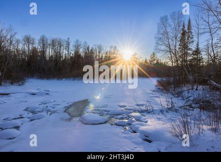 Sonnenuntergang auf dem Chippewa River im Chequamegon National Forest. Stockfoto