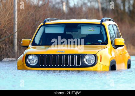 Ein Yellow Jeep Renegade wurde auf der Newton Lane in West Yorkshire unter Wasser getaucht, nachdem Sturm Franklin Teile Großbritanniens überflutet hatte Stockfoto