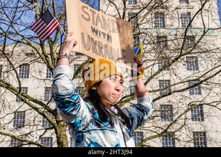 26.. Februar 2022: Ukrainische Staatsbürger und pro-ukrainische Anhänger versammeln sich in Whitehall, um gegen die russische Invasion in der Ukraine zu protestieren. London, Großbritannien Stockfoto