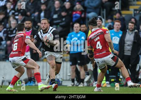 Josh Griffin #4 von Hull FC läuft am 2/26/2022 bei Brodie Croft #6 von Salford Red Devils in. (Foto von David Greaves/News Images/Sipa USA) Quelle: SIPA USA/Alamy Live News Stockfoto