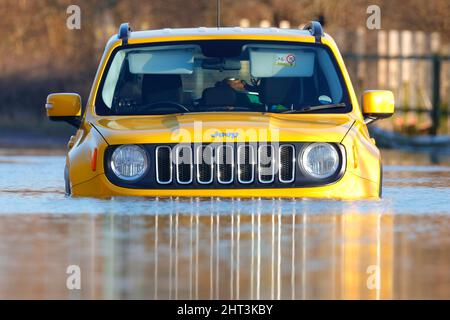 Ein Yellow Jeep Renegade wurde auf der Newton Lane in West Yorkshire unter Wasser getaucht, nachdem Sturm Franklin Teile Großbritanniens überflutet hatte Stockfoto