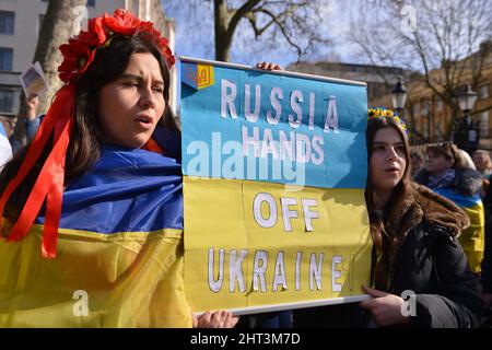 London, England, Großbritannien. 26.. Februar 2022. Während der Demonstration halten die Demonstranten ein Banner. Ukrainische Bürger, die in London leben, und Anti-Kriegs-Demonstranten demonstrierten gegenüber der Downing Street, um ihre Wut über die russische Invasion in der Ukraine auszudrücken. (Bild: © Thomas Krych/ZUMA Press Wire) Stockfoto