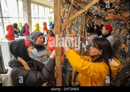 Lviv, Ukraine. 26.. Februar 2022. Freiwillige weben Tarnnetze, während sie eine Verteidigungsposition für das ukrainische Militär in einem Gebäude einrichten, da sie erwarten, dass die russische Armee die Stadt bald angreifen wird.am 24. Februar 2022 startete Russland eine umfassende Invasion in die Ukraine. (Foto von Mykola Tys/SOPA Images/Sipa USA) Quelle: SIPA USA/Alamy Live News Stockfoto