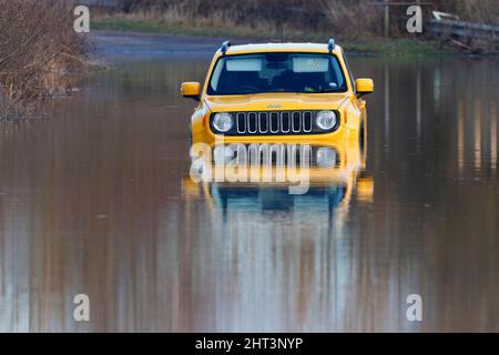 Ein Yellow Jeep Renegade wurde auf der Newton Lane in West Yorkshire unter Wasser getaucht, nachdem Sturm Franklin Teile Großbritanniens überflutet hatte Stockfoto