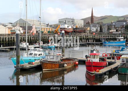 Kleine Fischerboote und private Yachten liegen am Hafen von Girvan, Ayrshire, Schottland, am Firth of Clyde. Stockfoto