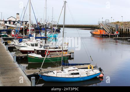 Kleine Fischerboote und private Yachten liegen am Hafen von Girvan, Ayrshire, Schottland, am Firth of Clyde. Stockfoto