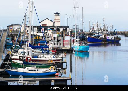 Kleine Fischerboote und private Yachten liegen am Hafen von Girvan, Ayrshire, Schottland, am Firth of Clyde. Stockfoto