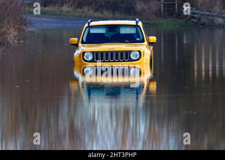 Ein Yellow Jeep Renegade wurde auf der Newton Lane in West Yorkshire unter Wasser getaucht, nachdem Sturm Franklin Teile Großbritanniens überflutet hatte Stockfoto