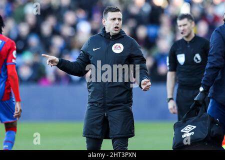 LONDON, GROSSBRITANNIEN. FEB 26. Vierter Beamter Josh Smith während des Premier League-Spiels zwischen Crystal Palace und Burnley im Selhurst Park, London, am Samstag, 26.. Februar 2022. (Kredit: Tom West | MI News) Kredit: MI Nachrichten & Sport /Alamy Live News Stockfoto