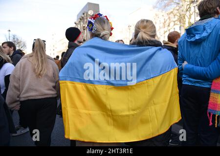 London, England, Großbritannien. 26.. Februar 2022. Ukrainische Bürger, die in London leben, und Anti-Kriegs-Demonstranten demonstrierten gegenüber der Downing Street, um ihre Wut über die russische Invasion in der Ukraine auszudrücken. (Bild: © Thomas Krych/ZUMA Press Wire) Stockfoto