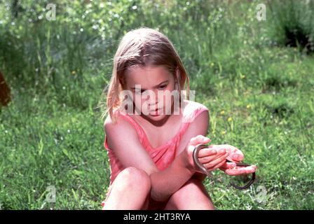 Mädchen hält Kupfereidechse in den Händen Stockfoto
