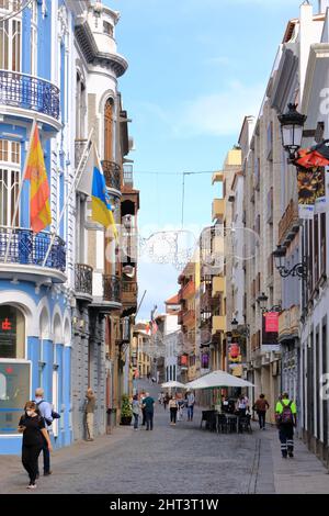 November 24 2021 - Santa Cruz de La Palma, Spanien: Traditionelle Kolonialarchitektur der Kanarischen Inseln am bewölkten Tag Stockfoto