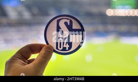 12. September 2021, Gelsenkirchen, Deutschland. Das Emblem des Fußballvereins FC Schalke 04 vor dem Hintergrund des modernen Stadions. Stockfoto