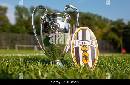 30. August 2021, Turin, Italien. Das Juventus Fußballverein-Emblem und der UEFA Champions League Cup auf dem grünen Rasen des Stadions. Stockfoto