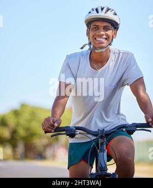 Zeit für Abenteuer. Aufnahme eines jungen Mannes, der in der Natur mit dem Fahrrad unterwegs ist. Stockfoto