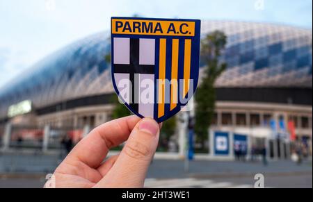 12. September 2021, Parma. Das Emblem des Fußballvereins Parma Calcio vor dem Hintergrund des modernen Stadions. Stockfoto