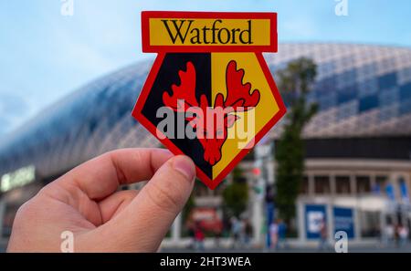 12. September 2021, Moskau, Russland. Das Emblem des Watford Football Club vor der Kulisse eines modernen Stadions. Stockfoto