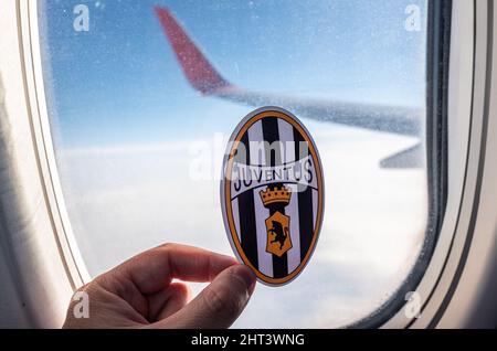 6. Dezember 2021. Turin, Italien. Das Emblem des FC Juventus auf dem Hintergrund eines Flugzeugfensters. Stockfoto