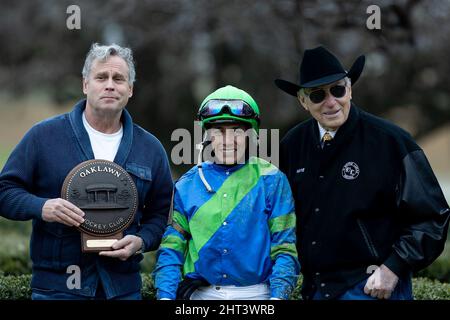 Hot Springs, Arkansas, USA. 26.. Februar 2022. 26. Februar 2022: Jockey Luis Contreras und der legendäre Trainer D. Wayne Lukas sind im Siegerkreis, nachdem er am 26. Februar 2022 die Honeybee Stakes an Bord von Secret Oath im Oaklawn Racing Casino Resort in Hot Springs, Arkansas, gewonnen hat. Tommy Land/Eclipse Sportswire/CSM/Alamy Live News Stockfoto