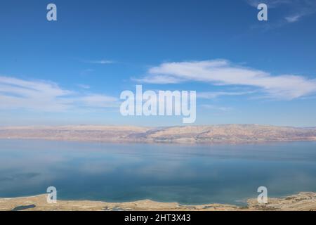 Blick von oben von der Masada Festung auf die judäische Wüste und das Tote Meer Stockfoto