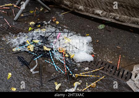 Nach der Nacht, bevor der Plastikmüll Obstkeile, Orangen und Zitronen, auf den Boden der Straße geworfen wurde, wurde der Nachtklub abgetaut Stockfoto