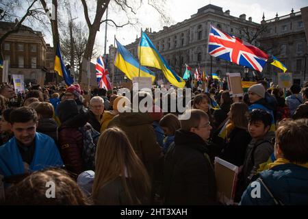 London, Großbritannien, 26.. Februar 2022 Tausende haben sich in Whitehall versammelt, um gegen den jüngsten Angriff Russlands auf die Ukraine zu protestieren. Stockfoto