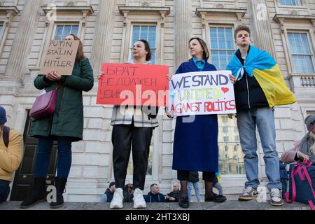 London, Großbritannien, 26.. Februar 2022 Tausende haben sich in Whitehall versammelt, um gegen den jüngsten Angriff Russlands auf die Ukraine zu protestieren. Stockfoto