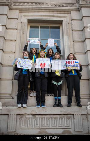 London, Großbritannien, 26.. Februar 2022 Tausende haben sich in Whitehall versammelt, um gegen den jüngsten Angriff Russlands auf die Ukraine zu protestieren. Stockfoto