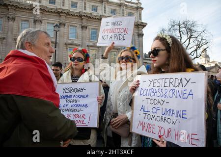 London, Großbritannien, 26.. Februar 2022 Tausende haben sich in Whitehall versammelt, um gegen den jüngsten Angriff Russlands auf die Ukraine zu protestieren. Stockfoto